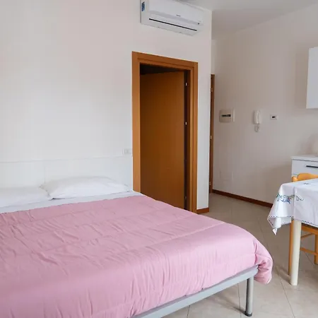 Ξενοδοχείο με διαμερίσματα Uno Studio&suites 3*